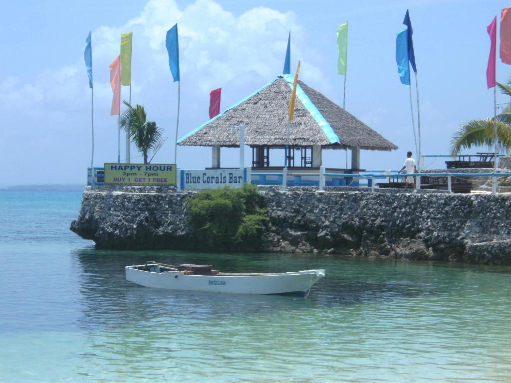 מלאפסקואה איילנד Blue Corals Beach Resort מראה חיצוני תמונה